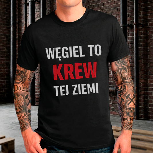 Czarna męska koszulka z dużym białym napisem WĘGIEL TO TEJ ZIEMI i czerwonym słowem KREW.