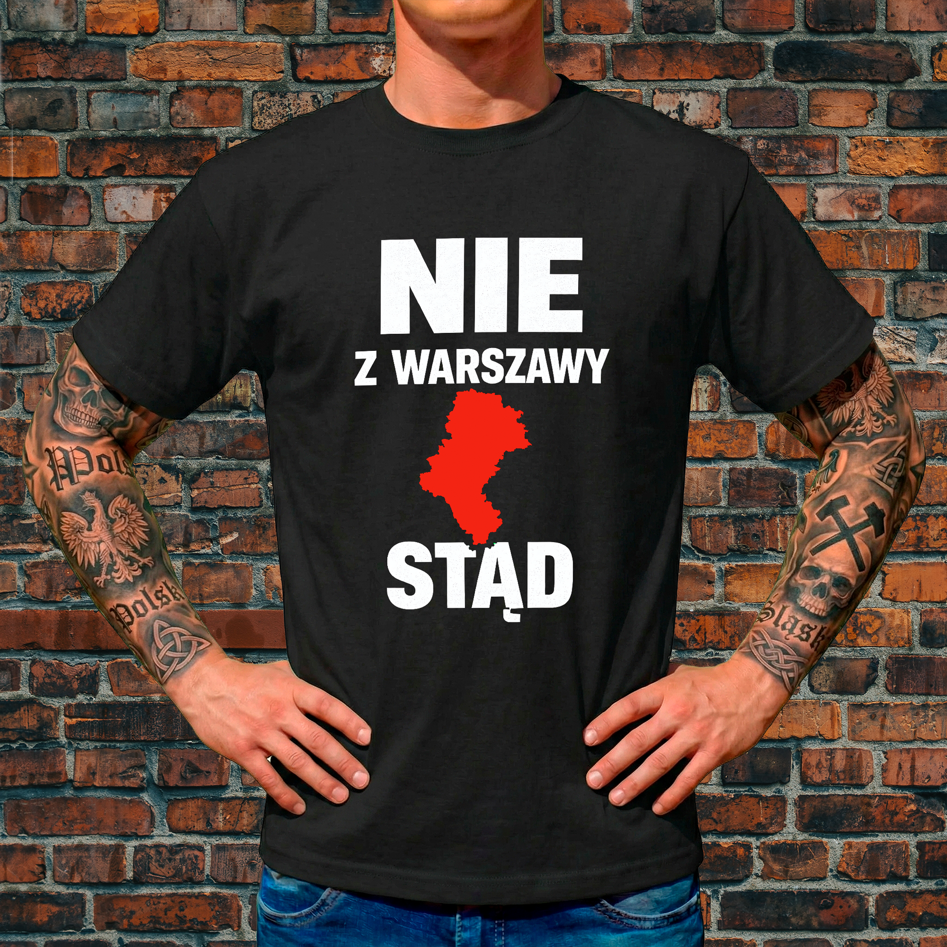 Czarna koszulka z białym napisem NIE Z WARSZAWY STĄD i czerwonym konturem województwa śląskiego.