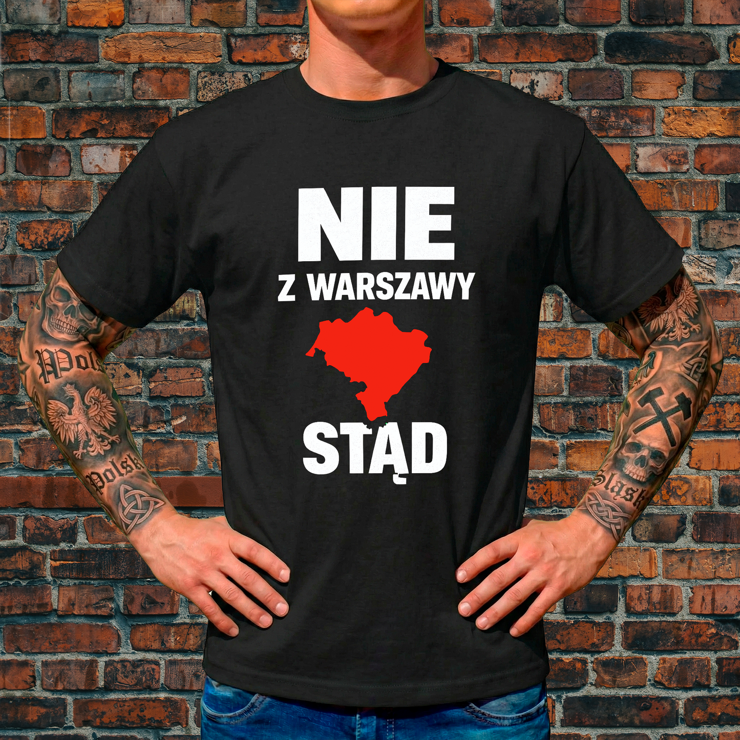 Czarna męska koszulka z białym napisem NIE Z WARSZAWY STĄD i czerwoną mapą województwa śląskiego w centralnej części.