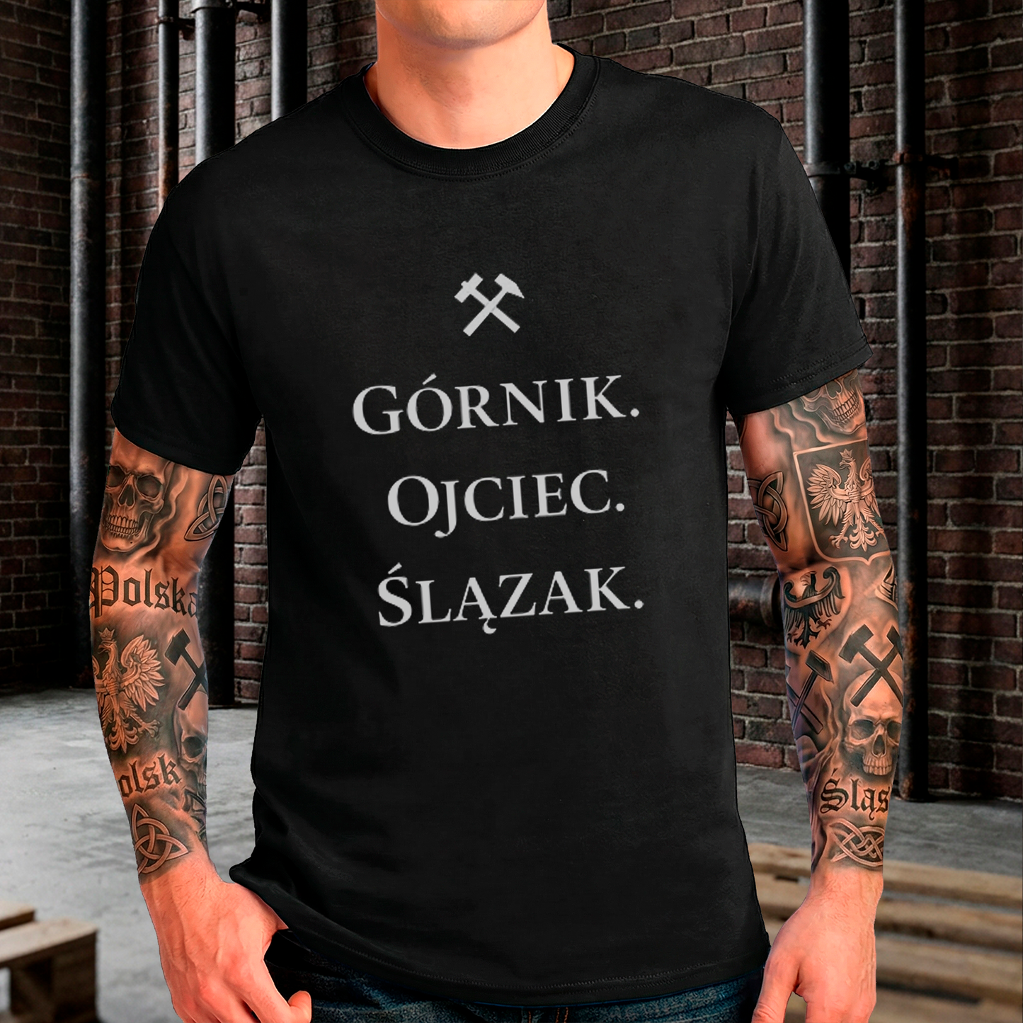 Czarna męska koszulka z białymi napisami GÓRNIK. OJCIEC. ŚLĄZAK. oraz symbolem skrzyżowanych młotków górniczych.