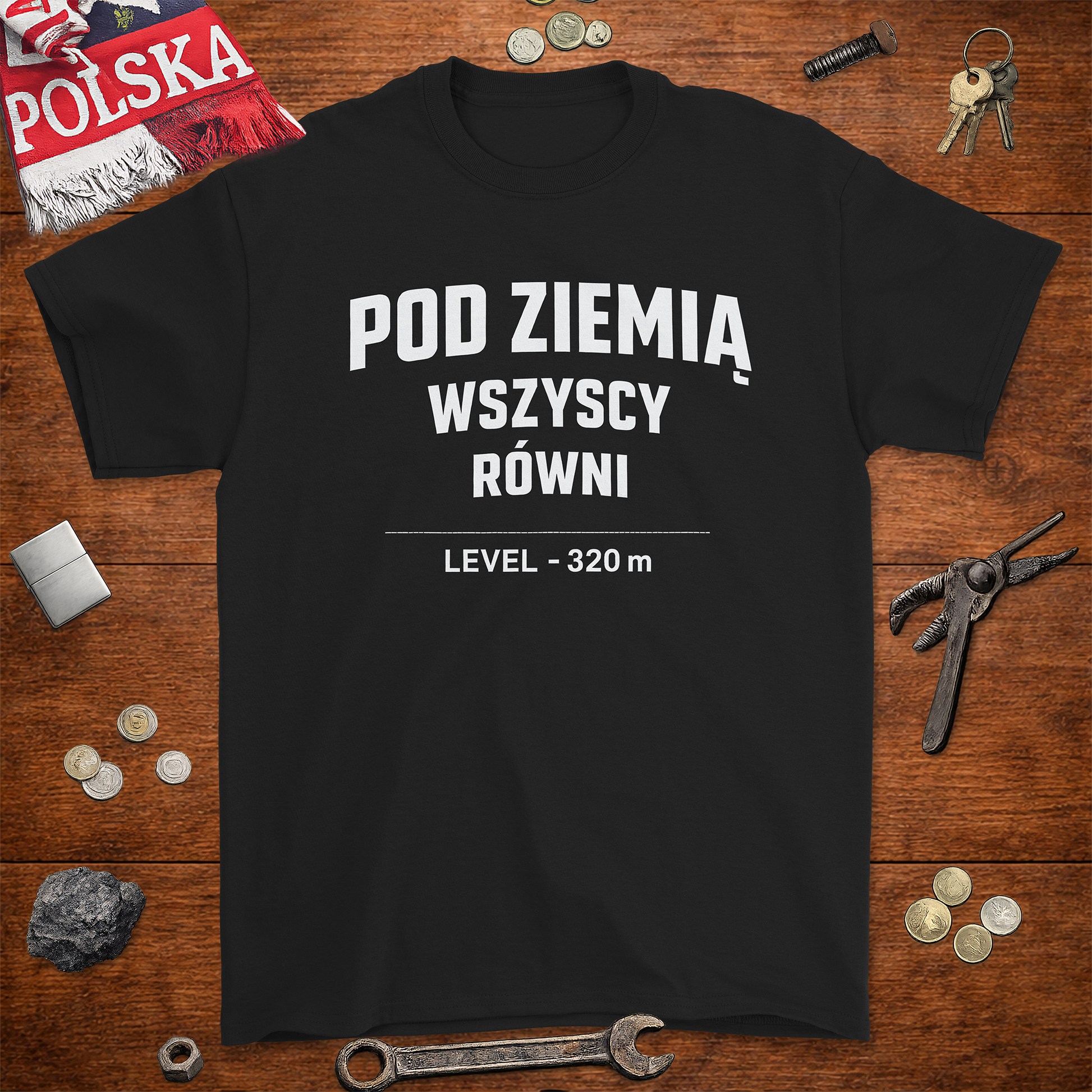Czarna męska koszulka z białym napisem POD ZIEMIĄ WSZYSCY RÓWNI oraz LEVEL - 320 m w surowym stylu technicznym.