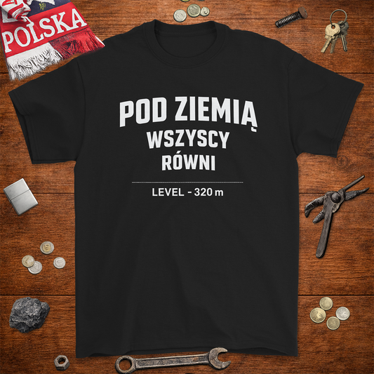 Czarna męska koszulka z białym napisem POD ZIEMIĄ WSZYSCY RÓWNI oraz LEVEL - 320 m w surowym stylu technicznym.