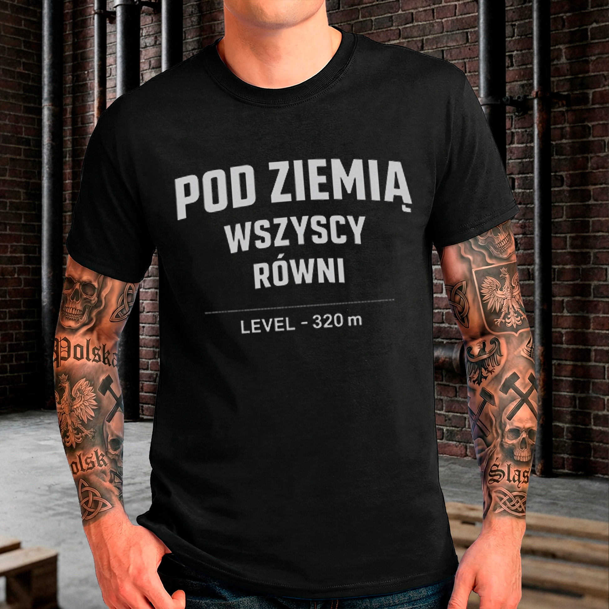 Czarna męska koszulka z białym napisem POD ZIEMIĄ WSZYSCY RÓWNI oraz LEVEL - 320 m w surowym stylu technicznym.