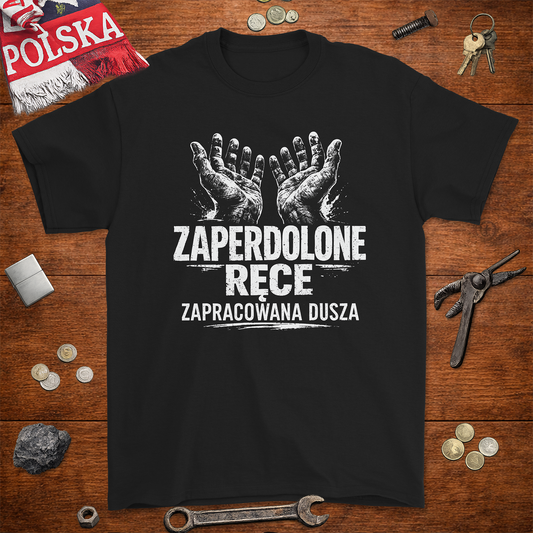 Czarna męska koszulka z białą grafiką spracowanych dłoni i napisem ZAPERDOLONE RĘCE ZAPRACOWANA DUSZA.