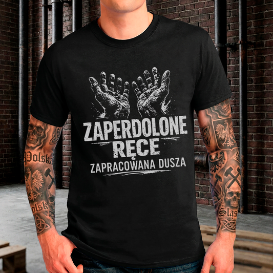 Czarna męska koszulka z białą grafiką spracowanych dłoni i napisem ZAPERDOLONE RĘCE ZAPRACOWANA DUSZA.