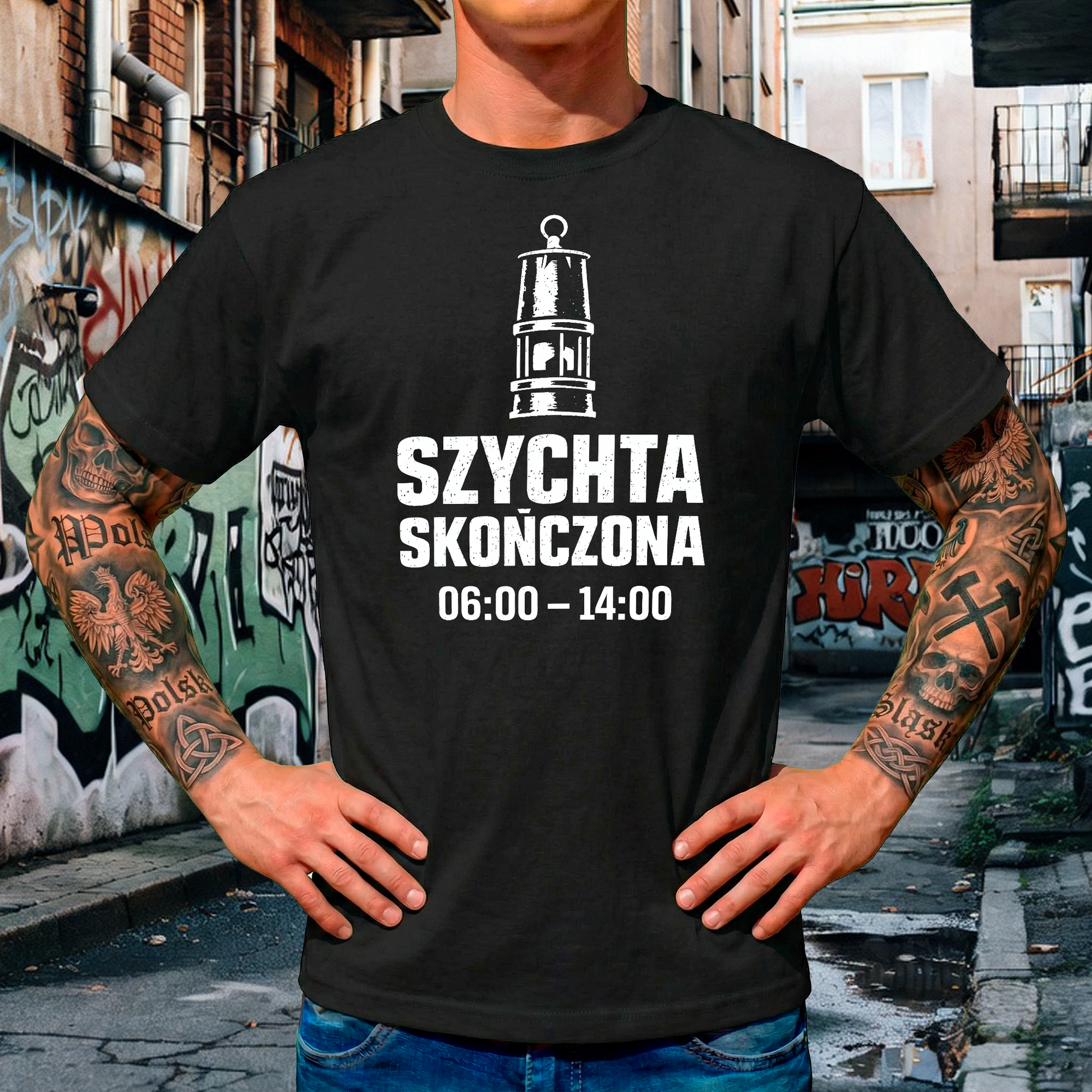 Czarna męska koszulka z białym napisem SZYCHTA SKOŃCZONA i godzinami 06:00 – 14:00 w stylu technicznym.