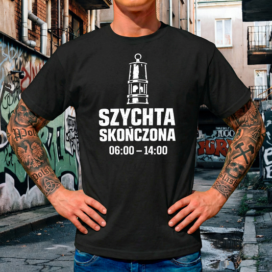 Czarna męska koszulka z białym napisem SZYCHTA SKOŃCZONA i godzinami 06:00 – 14:00 w stylu technicznym.